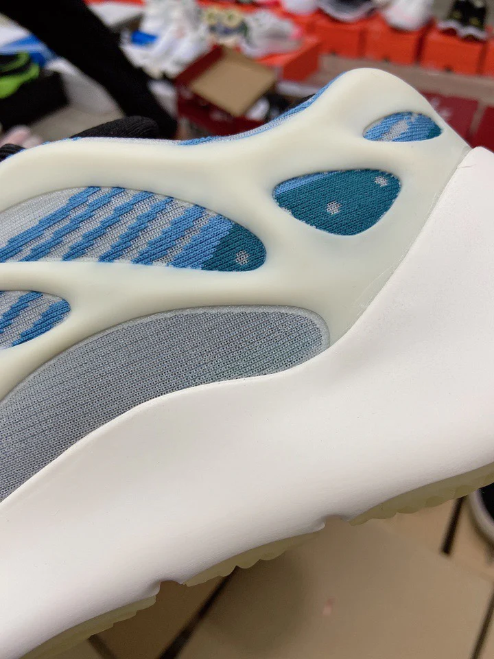 Yeezy 700 v3 (copia) - Image 3