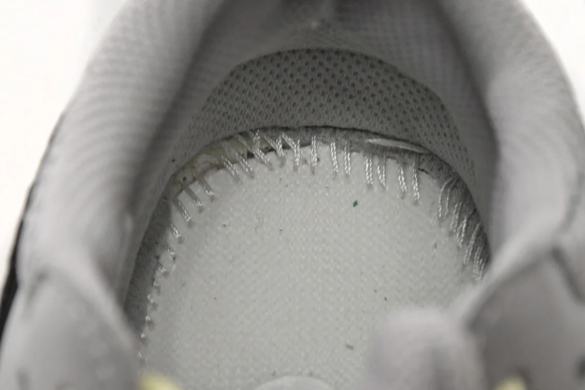 Yeezy 700 - Image 4